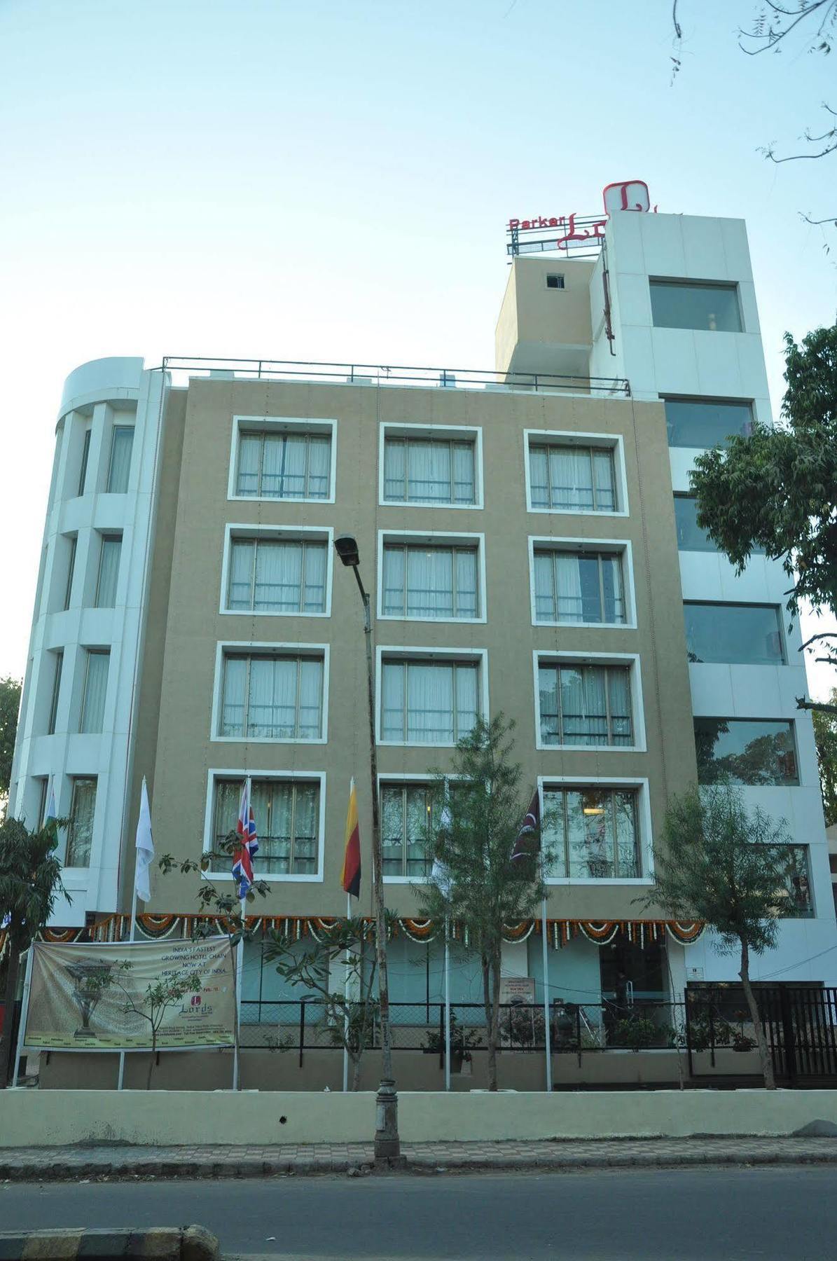 Treebo Trend Hotel Parker Ahmadábád Kültér fotó